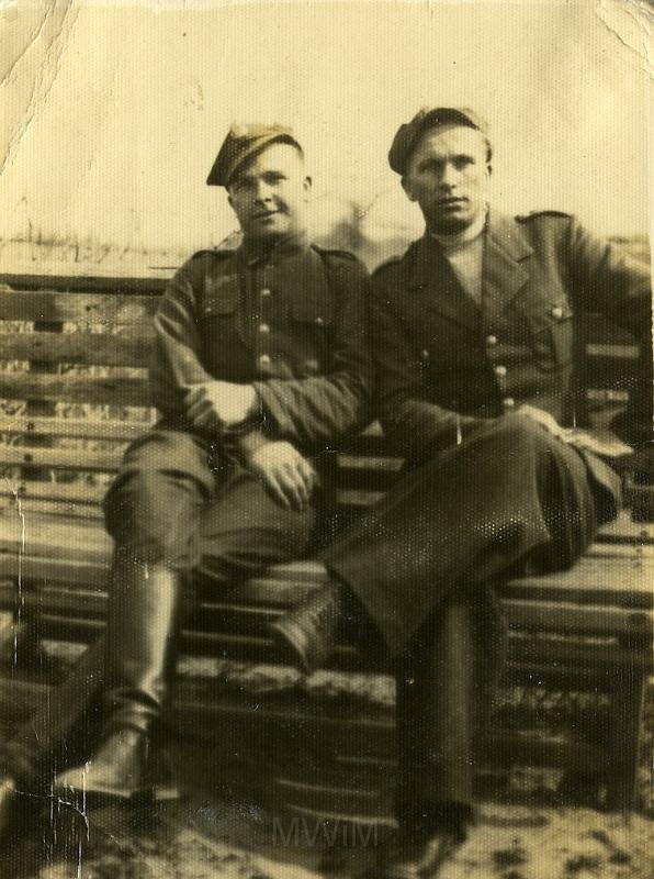 KKE 2297.jpg - (kopia KKE 2282) Fot. Na ławce. Od lewej: Witold Kołakowski – tata Janusza Kołakowskiego, Roman Kołakowski w mundurach Armii Polskiej, 1945/46 r.